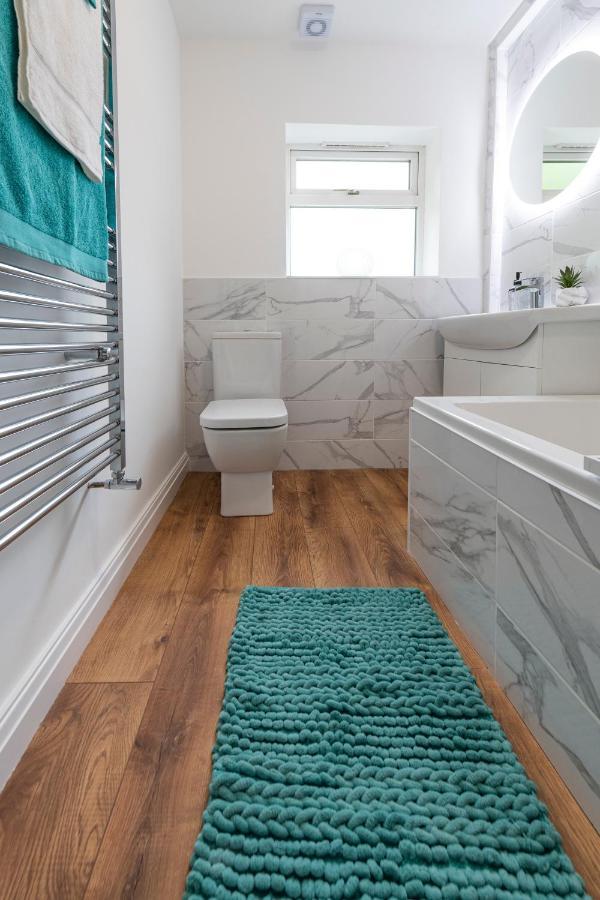 Large 2-Bedroom Bungalow Near Airedale Hospital, Keighley, Convenient Location With Parking Steeton Екстериор снимка