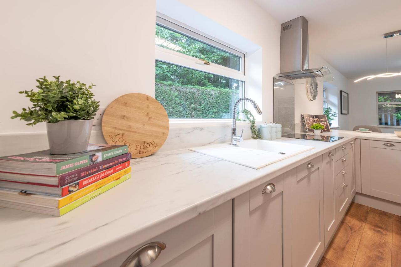 Large 2-Bedroom Bungalow Near Airedale Hospital, Keighley, Convenient Location With Parking Steeton Екстериор снимка
