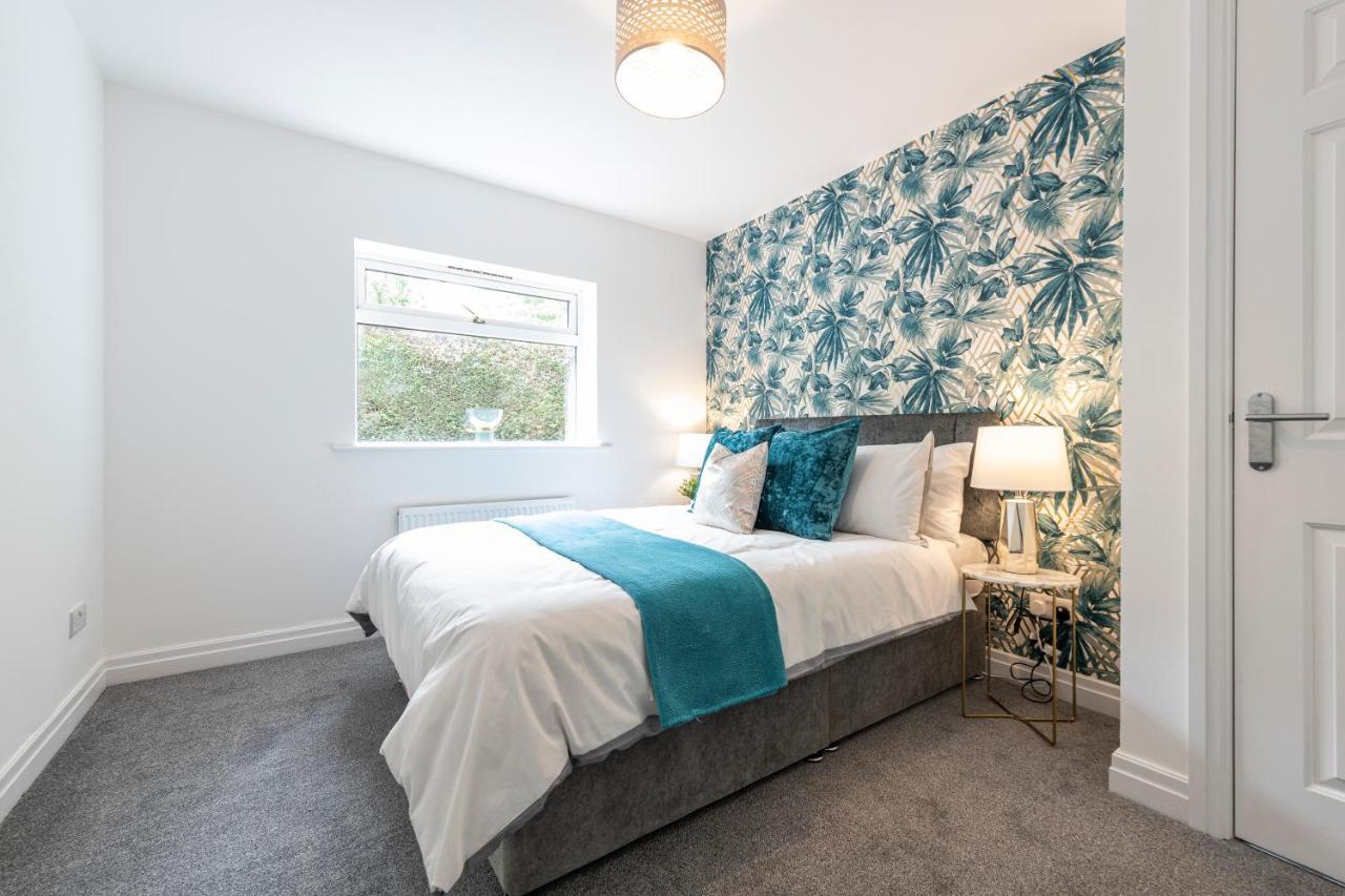 Large 2-Bedroom Bungalow Near Airedale Hospital, Keighley, Convenient Location With Parking Steeton Екстериор снимка