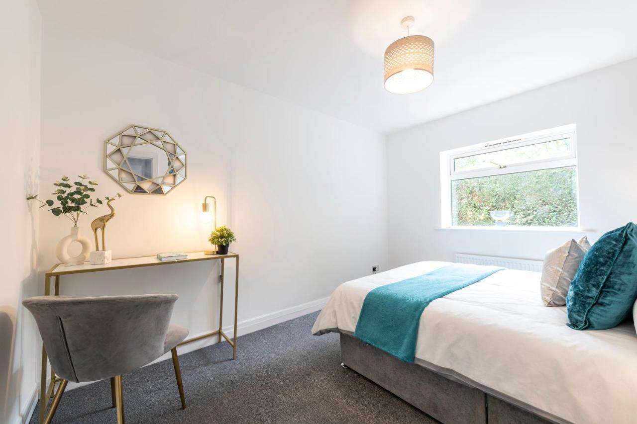 Large 2-Bedroom Bungalow Near Airedale Hospital, Keighley, Convenient Location With Parking Steeton Екстериор снимка