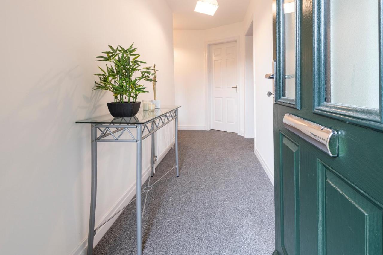 Large 2-Bedroom Bungalow Near Airedale Hospital, Keighley, Convenient Location With Parking Steeton Екстериор снимка